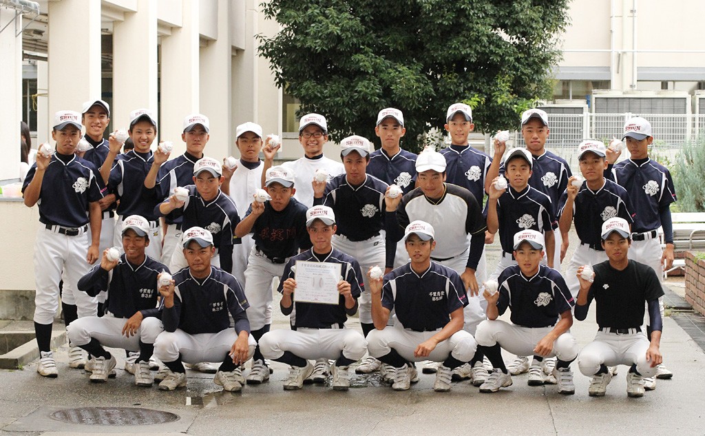 朝日新聞千里販売からボール寄贈の記念に 2015年9月