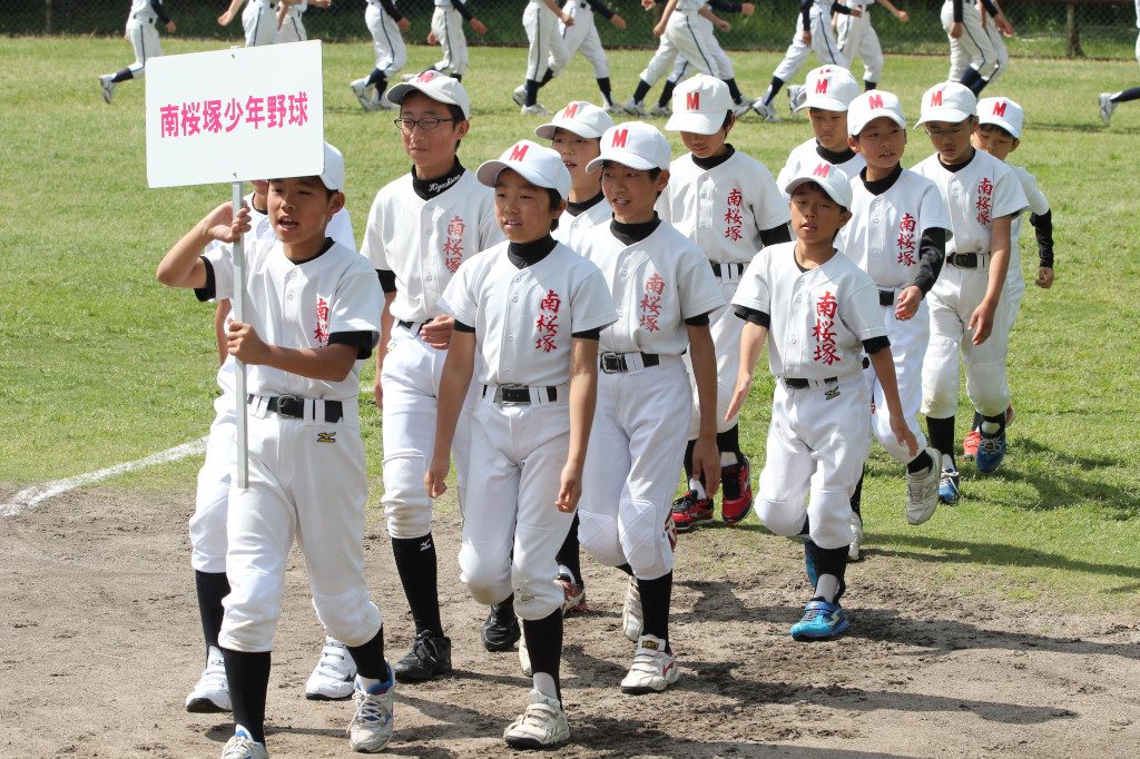 公立の雄、桜塚高校のおひざ元より、南桜塚少年野球の入場です。君たちが生まれる約14年前、1990年には桜塚高校は夏の大阪大会で決勝戦に進出しました。