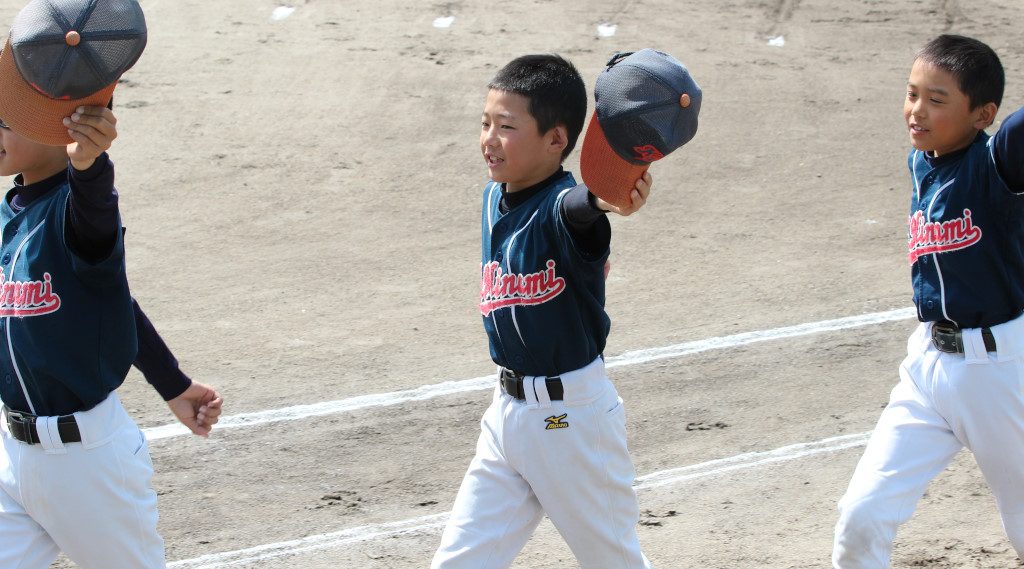 片山南少年野球部は入場行進で帽子を掲げるパフォーマンス!