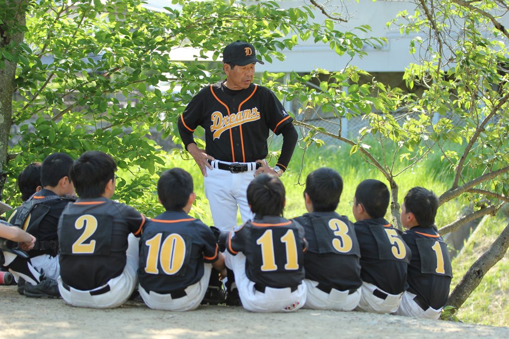 茨木ドリームズ木下監督が、試合後のミーティングで選手たちに語りかけていた