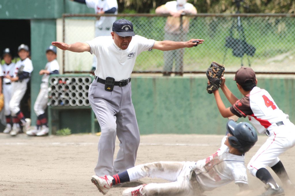 「セーフ! セーフ!」ここ一番の判定は2度繰り返す林審判。よく観察すれば審判にも個性があってカッコイイ!