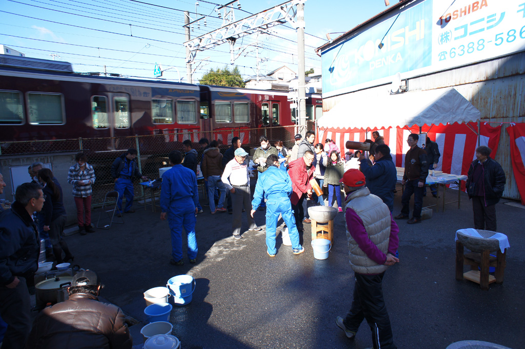 これがないと年が終わらない 阪急関大前駅そばでお餅つき大会 田中組主催 千里あさひくらぶブログ