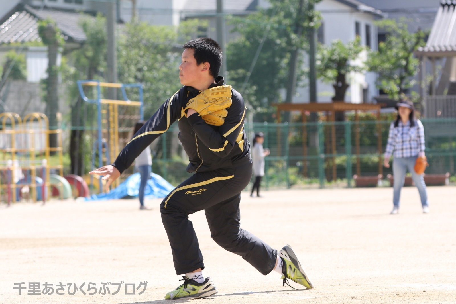 案 思いっきり キャッチボール 毎月第２ 第４土曜に千里新町小校庭で 大人から子どもまで誰でもおいで モテあさ ブログ 朝日新聞大阪販売